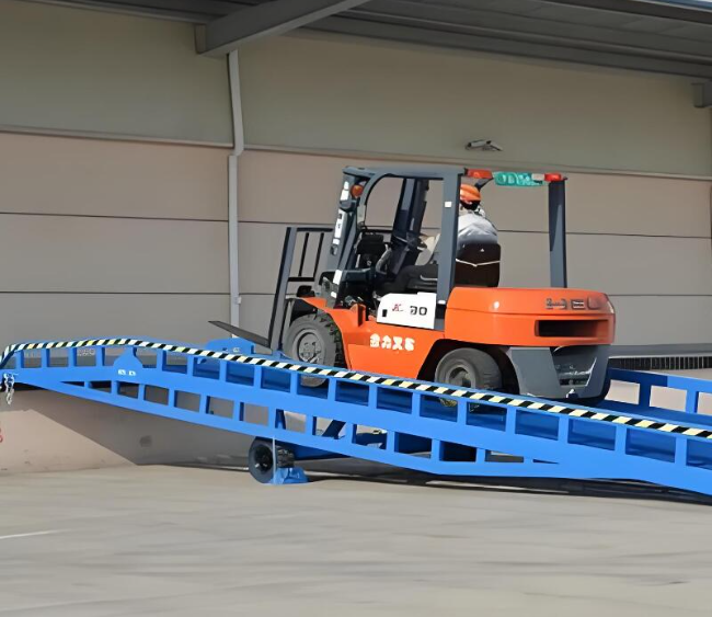 阿拉山口移动式卸货平台（叉车用）
